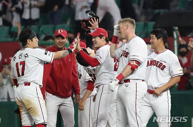 [인천=뉴시스] 고승민 기자 = 20일 인천 SSG랜더스필드에서 열린 2022 KBO 리그 LG 트윈스 대 SSG 랜더스 경기, 5대 4로 LG를 꺾은 SSG 선수들이 기뻐하고 있다. 2022.05.20. kkssmm99@newsis.com