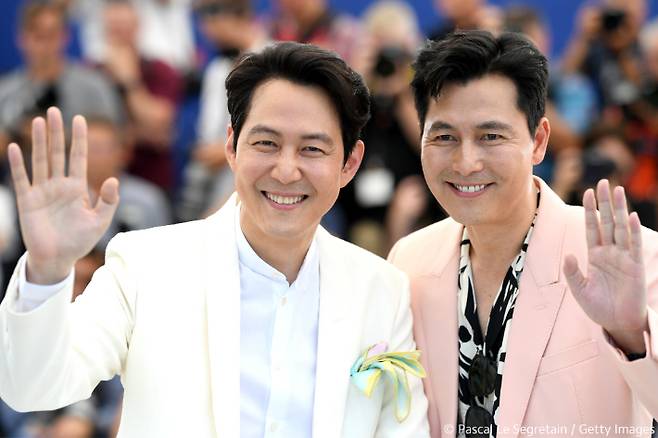 19일 낮 12시 20분(현지 시간) 프랑스 칸 팔레 드 페스티발에서 열린 공식 포토콜 현장에서 제75회 칸국제영화제 비경쟁 부문인 미드나잇 스크리닝에 공식 초청된 영화 '헌트'의 배우 겸 감독 이정재와 주연 배우이자 이정재의 절친 정우성이 취재진을 향해 포즈를 취하고 있다. 칸영화제 제공