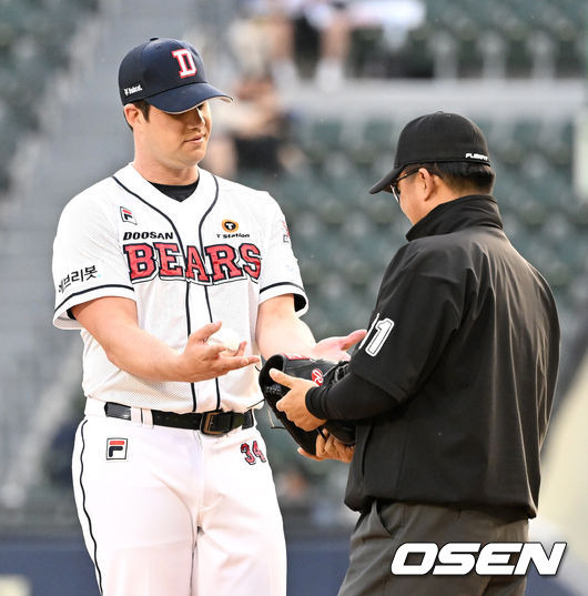 [OSEN=잠실, 최규한 기자]2회초 1사 주자없는 상황 롯데 서튼 감독의 요청으로 심판진이 두산 선발 스탁의 손과 글러브에 이물질 여부를 검사하고 있다. 2022.05.20 /