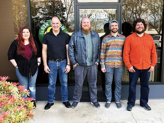 SMD의 현재를 이끌어 나가는 브랜든 모크(가운데)와 팀원들.