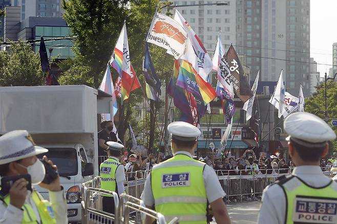 지난 14일 서울 용산구 대통령실 앞 도로에서 2022 국제성소수자혐오반대의날 공동행동이 혐오와 차별에 반대하며 행진하고 있는 모습. 뉴시스