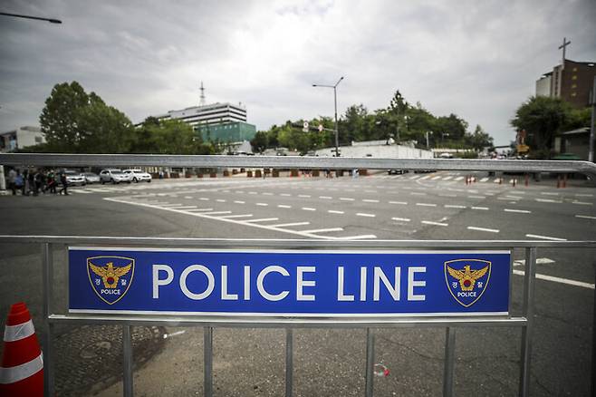 지난 13일 오후 서울 용산구 대통령실 인근 도로에 경찰 펜스가 설치되어 있는 모습. 뉴시스