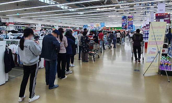 지난 16일 오전 서울의 한 대형마트에&nbsp;‘포켓몬빵’을 사려는 사람들이 길게 줄 서 있다.