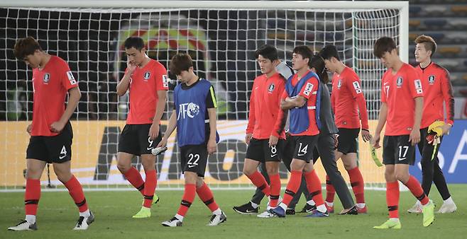 2019년 1월25일(현지시간) UAE에서 열린 2019 아시안컵 8강전 한국과 카타르의 경기에서 패한 축구 대표팀이 그라운드를 나서고 있다.ⓒ연합뉴스