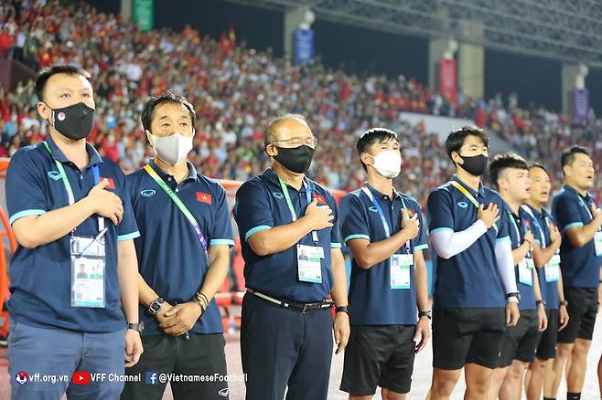 말레이시아와 준결승에 앞서 국민의례를 하는 박항서 감독(왼쪽에서 세 번째) [베트남 축구협회 소셜 미디어 사진. 재판매 및 DB 금지]