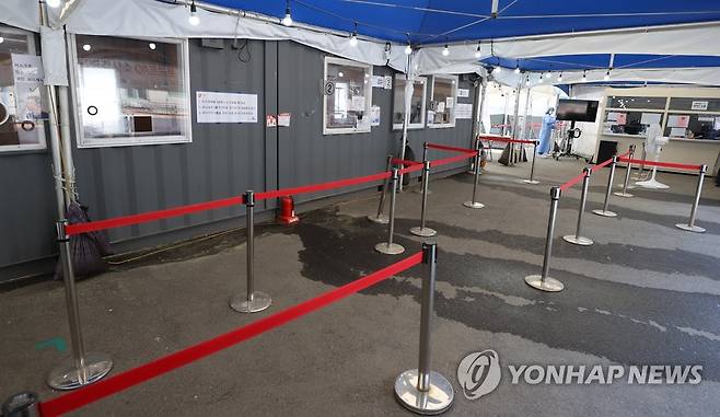 미뤄지는 일상회복 '안착기' (서울=연합뉴스) 서대연 수습기자 = 20일 오전 대기자 없이 한산한 서울 중구 서울역 선별검사소의 모습. 2022.5.20 dwise@yna.co.kr