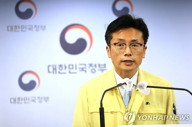 정례브리핑하는 김헌주 중대본 제1부본부장 (서울=연합뉴스) 김승두 기자 = 김헌주 중앙방역대책본부 제1부본부장(질병관리청 차장)이 20일 정부서울청사 브리핑실에서 코로나19 대응 정례브리핑을 하고 있다. 2022.5.20 kimsdoo@yna.co.kr