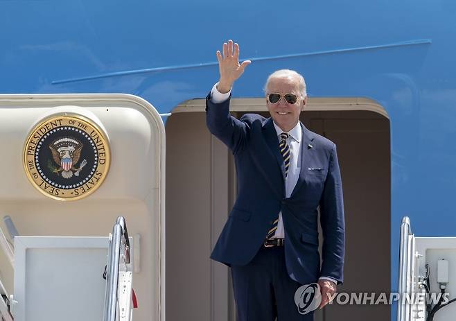 한일 순방 위해 전용기 오르며 손 흔드는 바이든 (앤드루스 공군기지 AP=연합뉴스) 조 바이든 미국 대통령이 19일(현지시간) 메릴랜드주 앤드루스 공군기지에서 한일 순방을 위해 전용기인 에어포스원에 오르며 손을 흔들고 있다. 바이든 대통령은 20∼22일 한국, 22∼24일 일본을 순차적으로 방문한다. 2022.5.20 sungok@yna.co.kr [연합뉴스 자료사진]