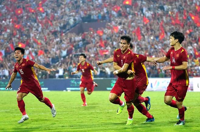 박항서 감독이 이끄는 베트남 축구 대표팀 선수들이 19일 열린 동남아시안(SEA) 게임 말레이시아와 4강전에서 골을 넣고 기뻐하고 있다. [로이터=연합뉴스]
