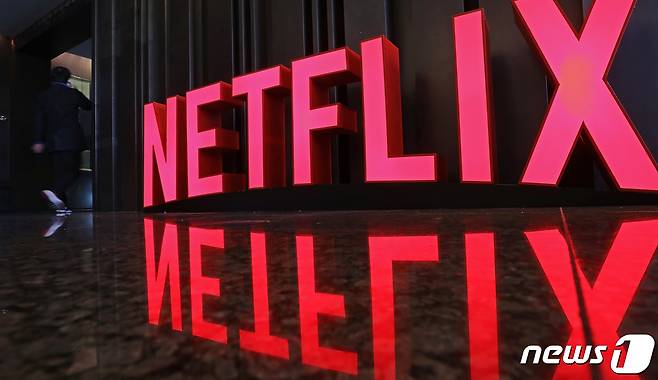 19일 뉴욕타임즈 등 외신들에 따르면 넷플릭스가 이르면 올해 10월부터 계정 공유를 제한할 것으로 보인다. 사진은 지난 2019년, 넷플릭스 행사장에 설치된 로고. 2019.1.24/뉴스1 © News1 오대일 기자