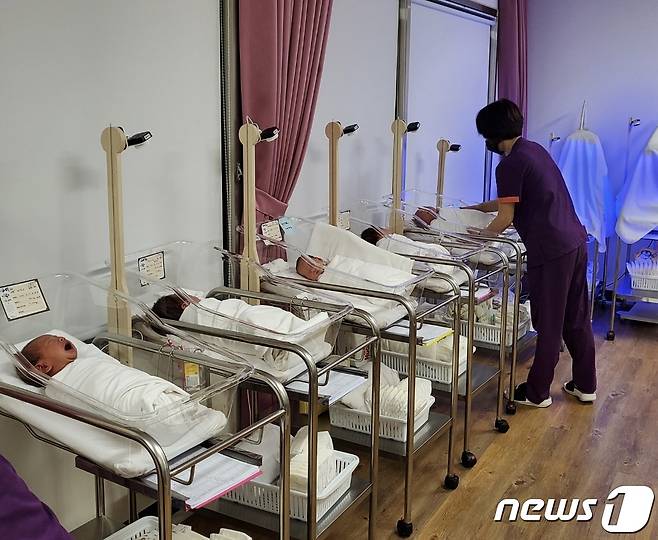 전남 공공산후조리원서 진행하고 있는 신생아 캠 서비스 모습.(전남도 제공) 2022.5.21© 뉴스1