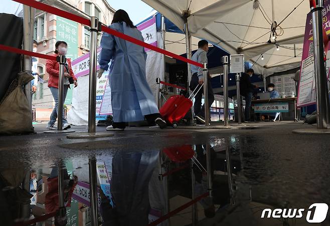 20일 오전 서울역 광장에 마련된 신종 코로나바이러스 감염증(코로나19) 임시선별검사소가 한산하다. /뉴스1