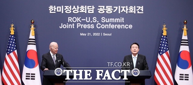 윤석열 대통령과 조 바이든 미국 대통령이 21일 오후 서울 용산 대통령실 청사에서 공동 기자회견을 하고 있다. /뉴시스