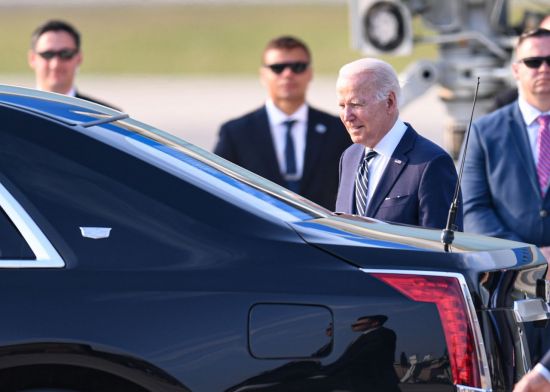 조 바이든 미국 대통령이 20일 오후 경기도 오산공군기지에 도착해 전용기인 에어포스원에서 내려 차에 탑승하고 있다.  [사진공동취재단] [이미지출처=연합뉴스]