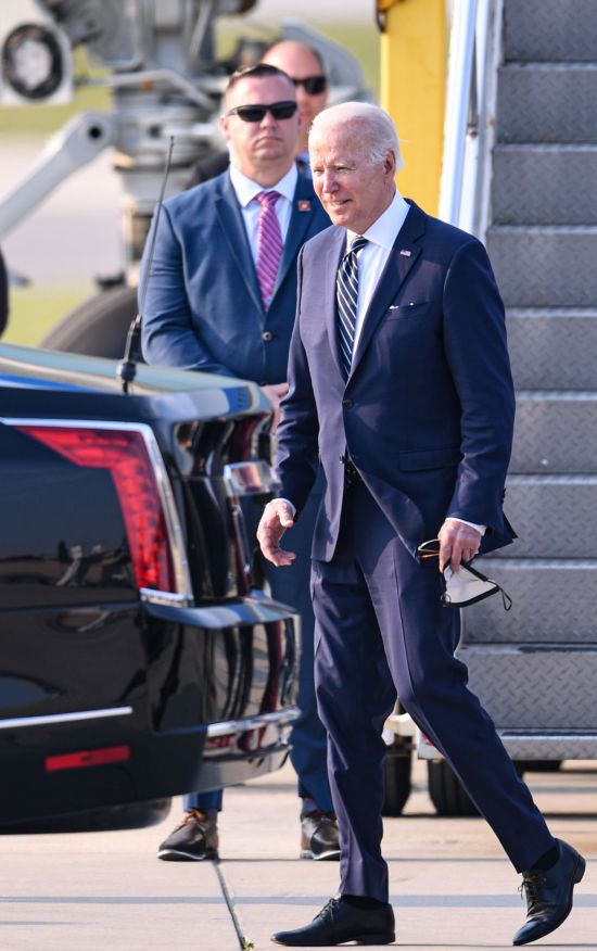 조 바이든 미국 대통령이 20일 오후 경기도 오산공군기지에 도착해 전용기인 에어포스원에서 내려 차에 탑승하고 있다. [이미지출처=연합뉴스]