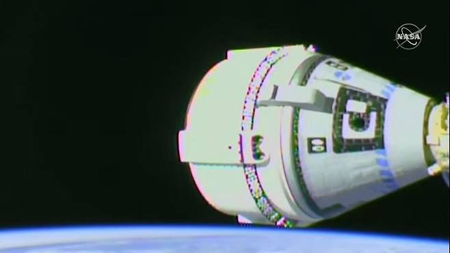 보잉의 스타라이너가  21일 오전 9시28분(한국 시각) 국제우주정거장에 도킹한 모습. 예정보다 1시간18분 늦은 도킹이었다./NASA TV캡처