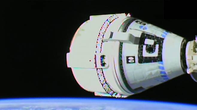 국제우주정거장의 하모니모듈에 결합한 스타라이너. 나사tv 갈무리