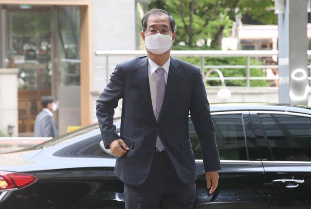 국회의 국무총리 후보자 임명동의안 표결을 앞둔 20일 오전 한덕수 후보자가 서울 종로구 국회 인사청문회 준비단 사무실로 들어서고 있다. 뉴시스