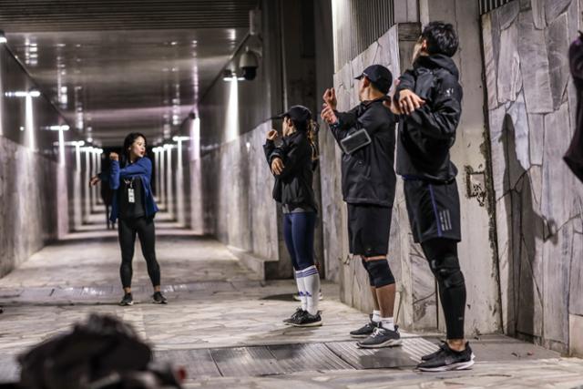 아디다스러너스 참가자들이 2018년 10월 27일 서울 서초구 한강잠원지구에서 러닝을 마친 뒤 정리운동을 하고 있다. 아디다스코리아 제공