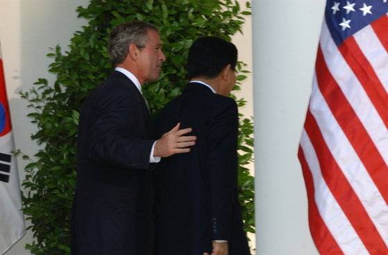 부시 대통령이 로즈가든 기자회견을 마치고 노 대통령을 안내하고 있습니다. [중앙포토][