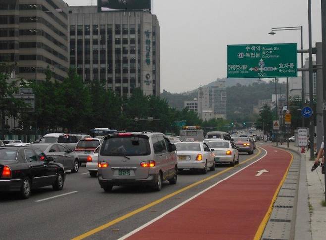 서울 광화문 앞 도로에 설치된 자전거전용도로. [연합뉴스]