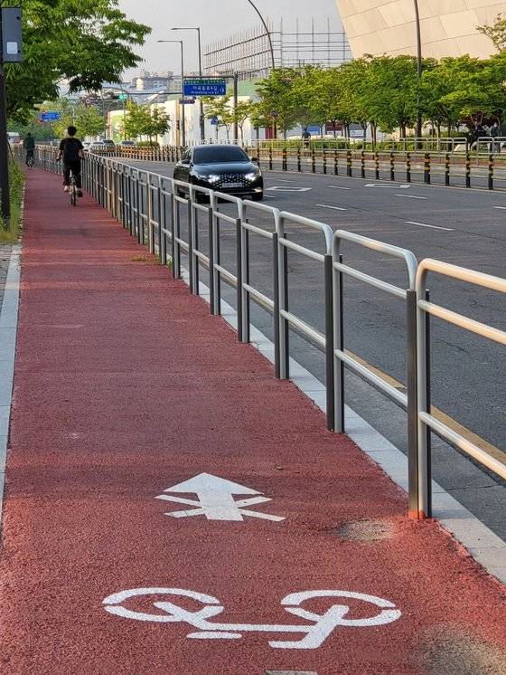 마곡나루역 주변 자전거도로에서 노면표시와 반대로 달리고 있는 자전거. [강갑생 기자]