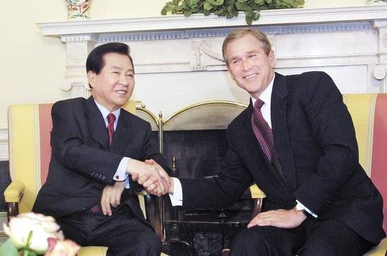 고(故) 김대중 대통령. 백악관을 방문해 한미 정상회담을 앞두고 부시 대통령과 정상회담을 갖기 전 악수하고 있습니다. [청와대사진기자단]