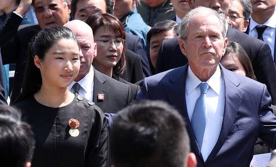고(故) 노무현 전 대통령의 손녀 노서은 양과 조지 워커 부시 전 미국 대통령이 23일 오후 경상남도 김해시 진영읍 봉하마을에서 진행된 고(故) 노무현 전 대통령 서거 10주기 추도식에 참석하고 있다. 송봉근 기자