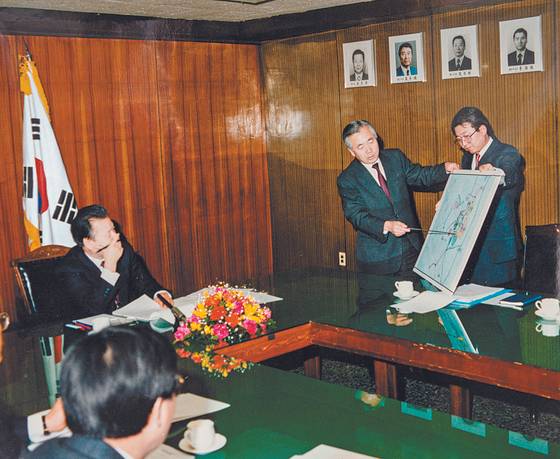 이어령 문화부 장관(왼쪽)에게 업무보고하는 김동호 사장, 91년 2월 2일.