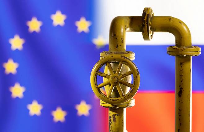 EU 및 러시아의 국기 앞에 천연가스 파이프라인이 그려졌다. 로이터연합뉴스