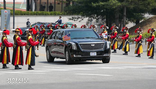 조 바이든 미국 대통령을 태운 차량이 21일 한미 정상회담을 위해 용산 대통령실 청사에 도착하고 있다. 대통령실사진기자단
