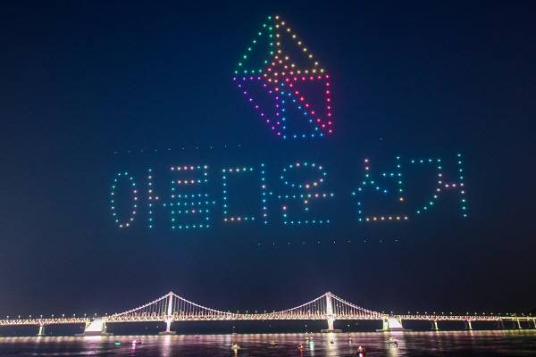 광안리해변 일대에서 드론 300대를 활용하여 지방선거 홍보 퍼포먼스를 하고 있다.