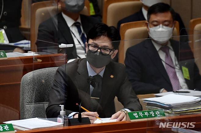 [서울=뉴시스] 김선웅 기자 = 한동훈 법무부 장관이 지난 20일 오전 서울 여의도 국회에서 열린 예산결산특별위원회에서 의원들의 질의에 답하고 있다. (공동취재사진) 2022.05.20. photo@newsis.com