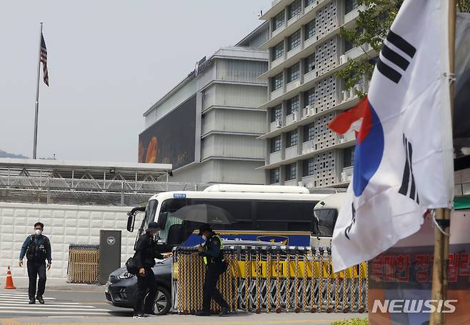 [서울=뉴시스] 고승민 기자 = 조 바이든 미국 대통령 방한일인 20일 서울 종로구 미국대사관 앞 경비가 삼엄하다. 경찰은 바이든 대통령 방한 기간 동안 미국대사관 등 관련 시설에 대한 경비를 대폭 강화하면서 서울에 '갑호 비상', 경기남부에 '을호 비상'을 발령했다. 2022.05.20. kkssmm99@newsis.com
