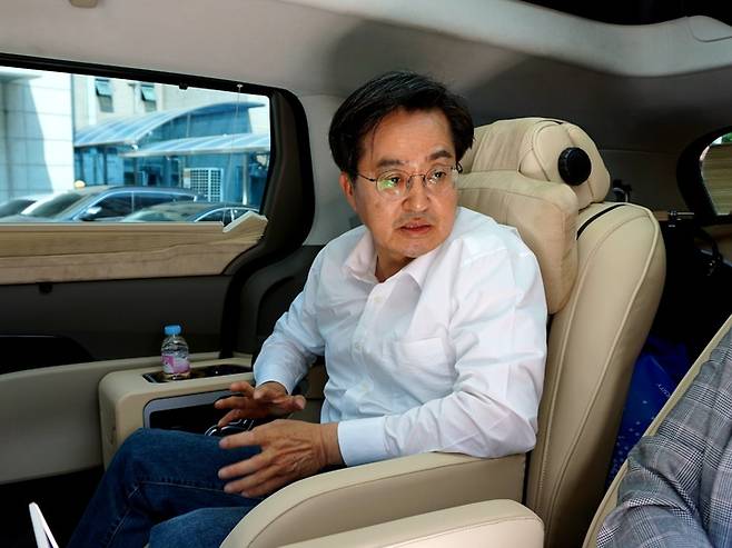 [의왕=뉴시스] 박상욱 기자 = 김동연 더불어민주당 경기도지사 후보가 21일 오후 차 안에서 뉴시스와 인터뷰를 하고 있다. 2022.05.21. sw78@newsis.com *재판매 및 DB 금지