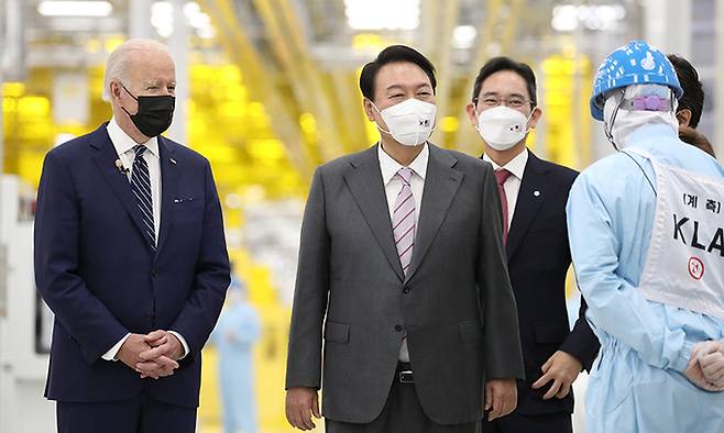 화기애애 조 바이든 미국 대통령이 윤석열 대통령과 20일 경기 평택시 삼성전자 반도체 공장을 방문, 이재용 삼성전자 부회장의 안내를 받으며 공장을 둘러보고 있다. 평택=연합뉴스