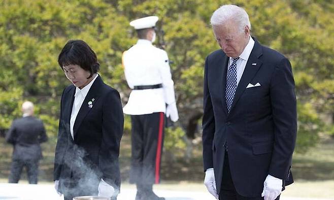 방한중인 조 바이든 미국 대통령이 21일 오후 서울 동작구 국립현충원 현충탑에 묵념하고 있다. 사진공동취재단