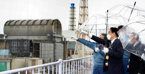 후쿠시마 원전 방문한 기시다 일본 총리 - 기시다 후미오(왼쪽 두 번째) 일본 총리가 17일 후쿠시마 제1 원자력발전소를 시찰하고 있다. 2021.10.17 후쿠시마 교도 연합뉴스