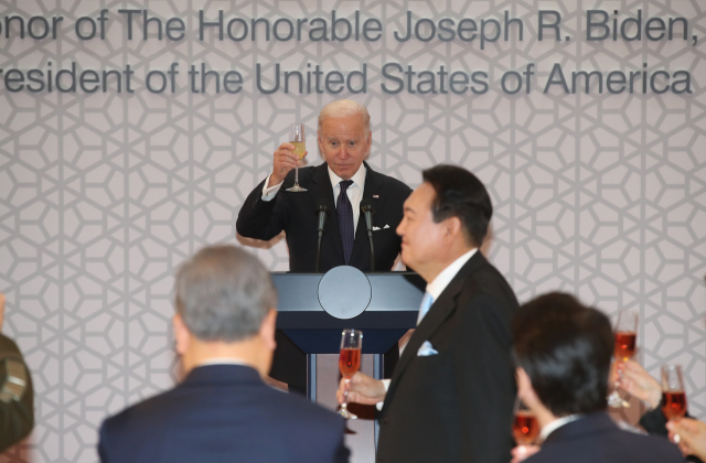 조 바이든 미국 대통령이 21일 오후 서울 용산 국립중앙박물관에서 열린 환영 만찬에서 건배 제의를 하고 있다. /연합뉴스