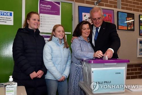 투표하는 스콧 모리슨 호주 총리와 그의 가족들  (시드니 로이터=연합뉴스) 21일(현지시간) 열린 호주 총선에서 스콧 모리슨 호주 총리와 그의 가족들이 시드니에 있는 릴리 필리 공립 학교에서 투표하고 있다. 2022.5.21 photo@yna.co.kr