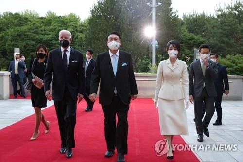 국립중앙박물관 들어서는 윤석열 대통령 내외와 바이든 미국 대통령 (서울=연합뉴스) 윤석열 대통령과 김건희 여사가  21일 오후 서울 용산 국립중앙박물관에서 열린 환영 만찬에 앞서 조 바이든 미국 대통령과 함께 박물관으로 들어서고 있다. 2022.5.21 [대통령실 제공, 재판매 및 DB 금지]