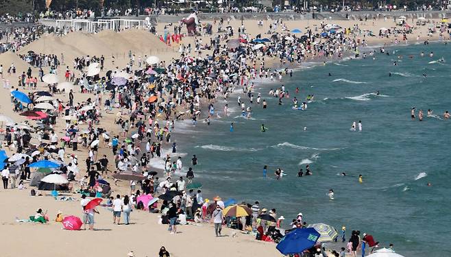 22일 부산 해운대해수욕장이 모래축제를 즐기는 관광객들과 무더위를 식히는 시민들로 붐비고 있다.(사진=연합뉴스)