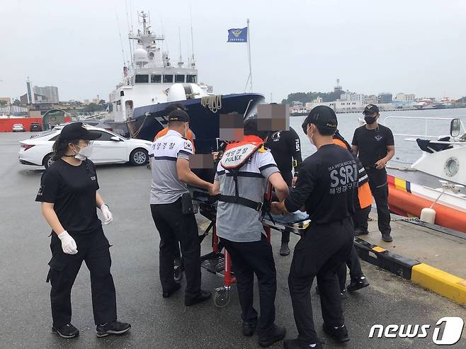 해양경찰이 스쿠버다이빙 활동 중 사고를 당한 다이버를 119구급대에 인계하고 있다.(뉴스1 자료사진) /뉴스1
