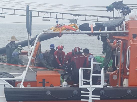 해양경찰이 22일 후포 해상에서 스쿠버 다이빙 중 그물에 걸려 심정지 상태인 다이버를 구조하고 있다. /울진해경 제공