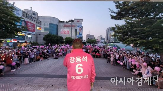 강용석 무소속 경기도지사 후보가 22일 남양주시에 이어 성남 분당 야탑역에서 공약을 밝히며 선거 유세를 펼쳤다. [강용석 후보 선거 캠프]