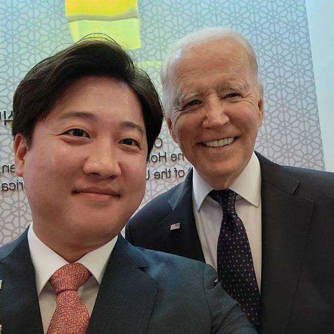 한국을 방문한 조 바이든 미국 대통령과 21일 서울 용산구 국립중앙박물관에서 자리를 함께한 이준석 국민의힘 대표. /이준석 국민의힘 대표 페이스북
