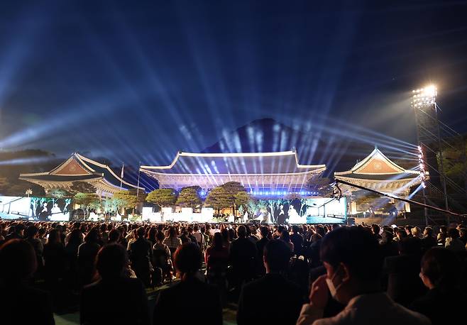 22일 저녁 청와대 본관 앞 대정원 야외무대에서 청와대 개방을 기념해  KBS 1TV '열린음악회'가 열리고 있다. /연합뉴스