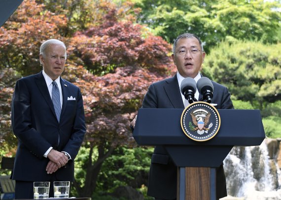 정의선 현대자동차그룹 회장과 조 바이든 미국 대통령이 22일 오전 그랜드 하얏트 서울 호텔에서 환담을 가진 후 국내외 언론을 대상으로 스피치를 하고 있다.