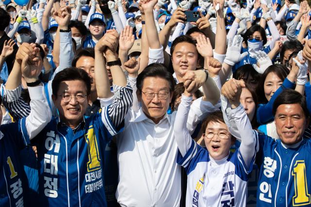 이재명 더불어민주당 총괄선거대책위원장(가운데)이 22일 대전 서구에서 열린 합동 유세에서 시민들에게 지지를 호소하고 있다. 뉴스1