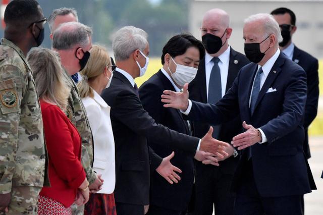 22일 일본 도쿄 미군 요코타 공군기지에 도착한 조 바이든(맨 오른쪽) 미국 대통령을 하야시 요시마사(오른쪽 두 번째) 일본 외무장관과 람 이매뉴얼(오른쪽 세 번째) 주일 미국대사가 맞이하고 있다. 도쿄=AFP 연합뉴스